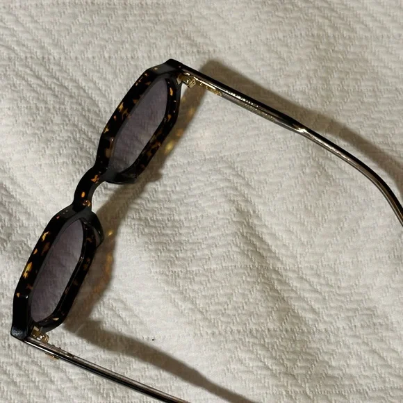 Classic Tortoise Shell Sunglasses - Picture 6 of 7